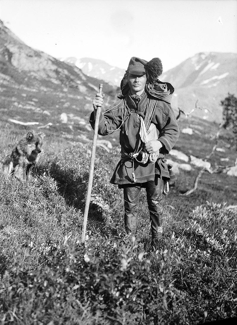 Historická fotografia: sámsky pastier sobov v horách so svojím psom